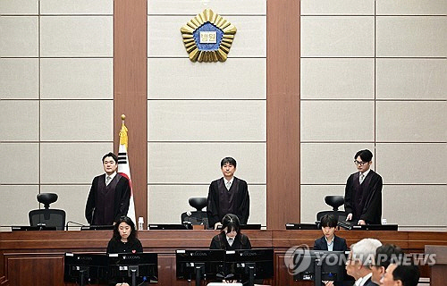 지귀연(가운데) 부장판사가 21일 서울 서초구 서울중앙지법에서 열린 윤석열 전 대통령 내란 우두머리 혐의 형사재판 2차 공판에 입장하고 있다. [사진공동취재단=연합뉴스]